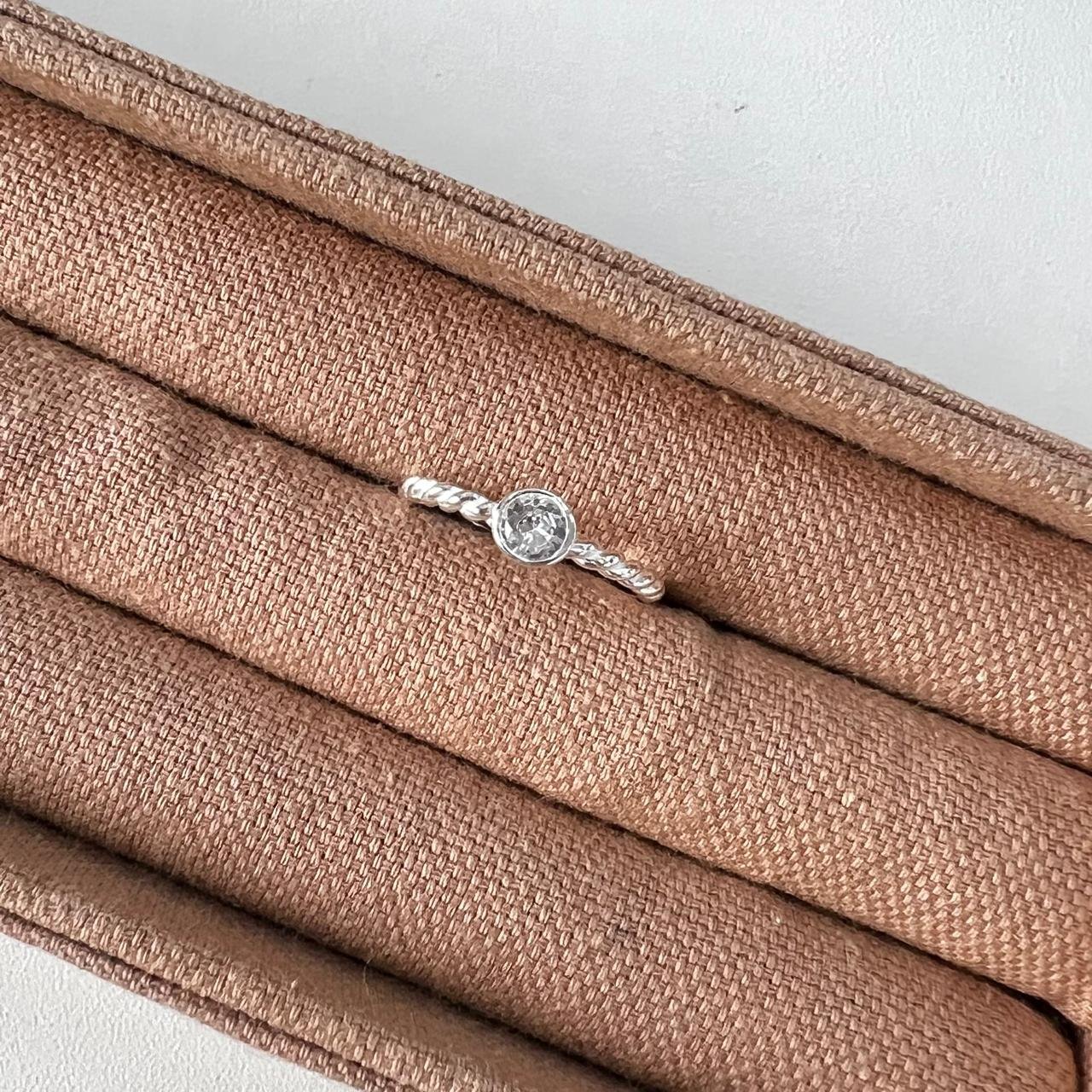 Anel Solitário Aro Torcido