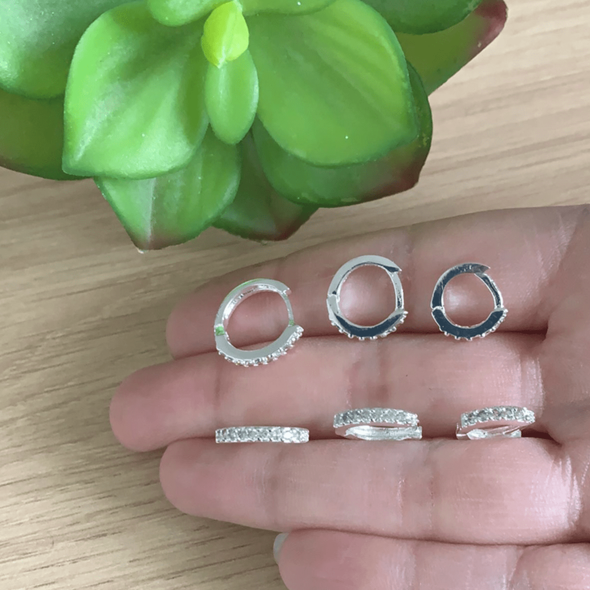 Brinco Mini Argola Cravejada Zircônias