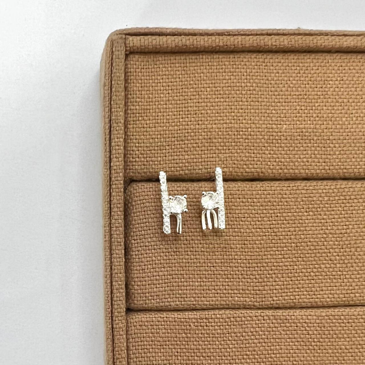 Brinco Moderno Palito Cravejado