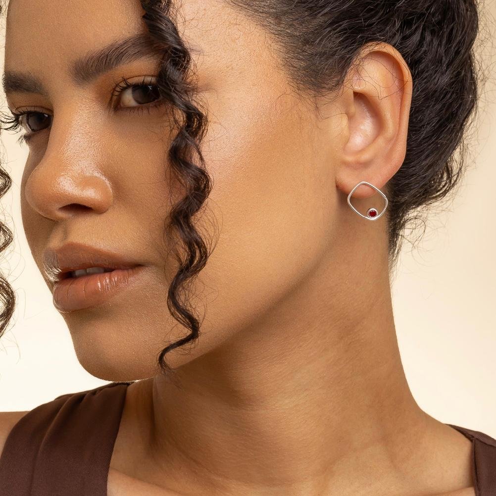 Brinco Quadrado Ponto de Luz Vermelho